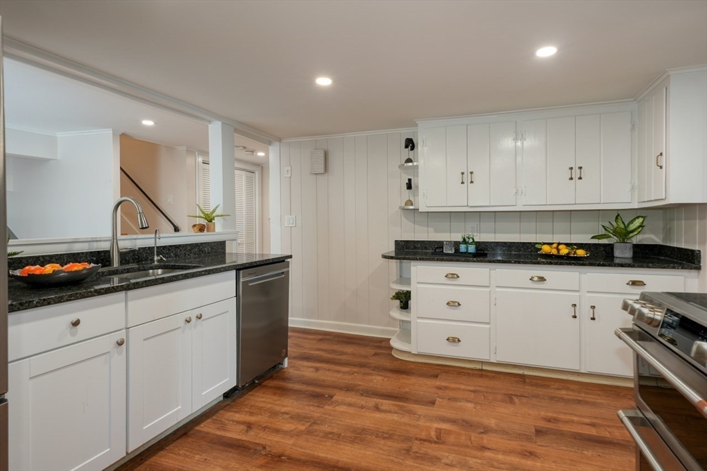 9 Stonecleve Road Wellesley, MA 02482 - Photo 8 of 39 Gallery Image 8