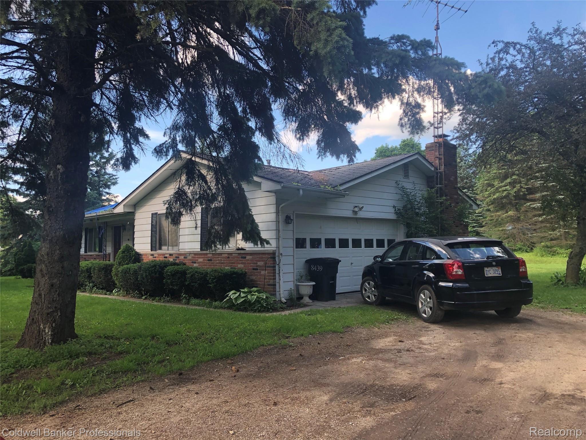 8439 Embury Road Grand Blanc, MI 48439 - Photo 4 of 12 Garage_8439.jpg