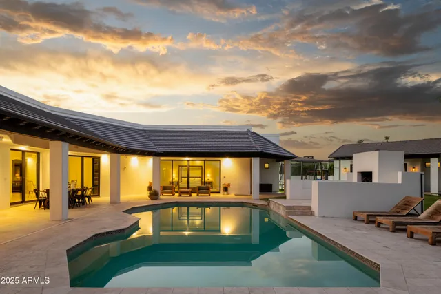 a view of a yard in front of house
