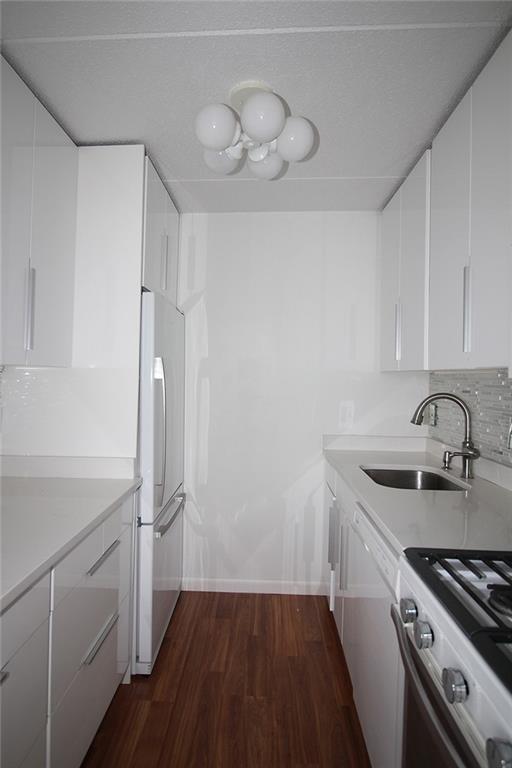 1160 Bower Hill Road, Unit 1101B Pittsburgh, PA 15243 - Photo 12 of 33 a kitchen with a sink stove and refrigerator