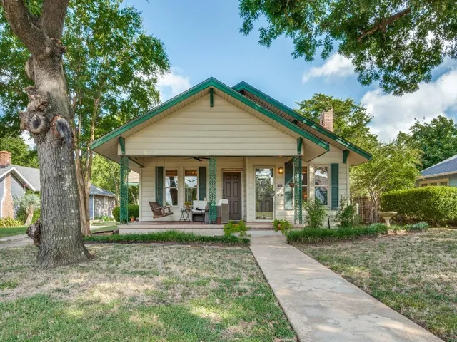 $299,900 | 1107 East Marvin Avenue, Waxahachie, TX 75165