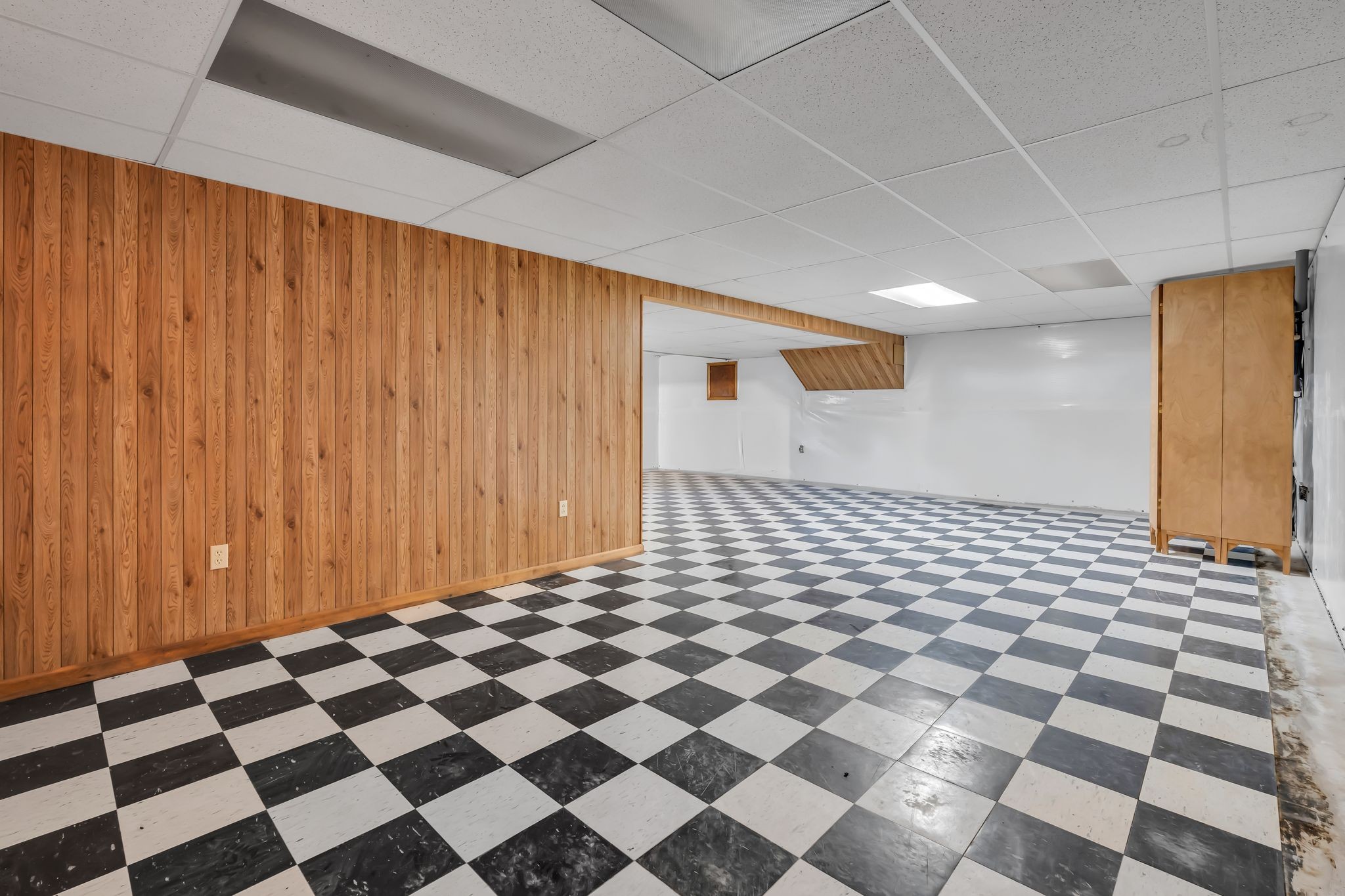 28 Ok Road Lawrenceburg, TN 38464 - Photo 46 of 76 a black and white checkered floor