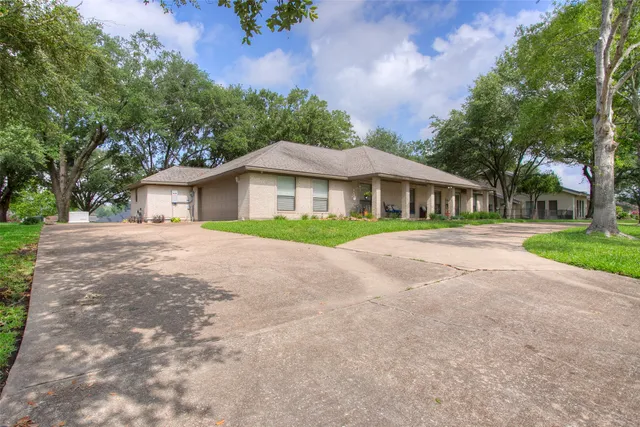 $395,000 | 426 Brook Hollow Drive, Huntsville, TX 77340