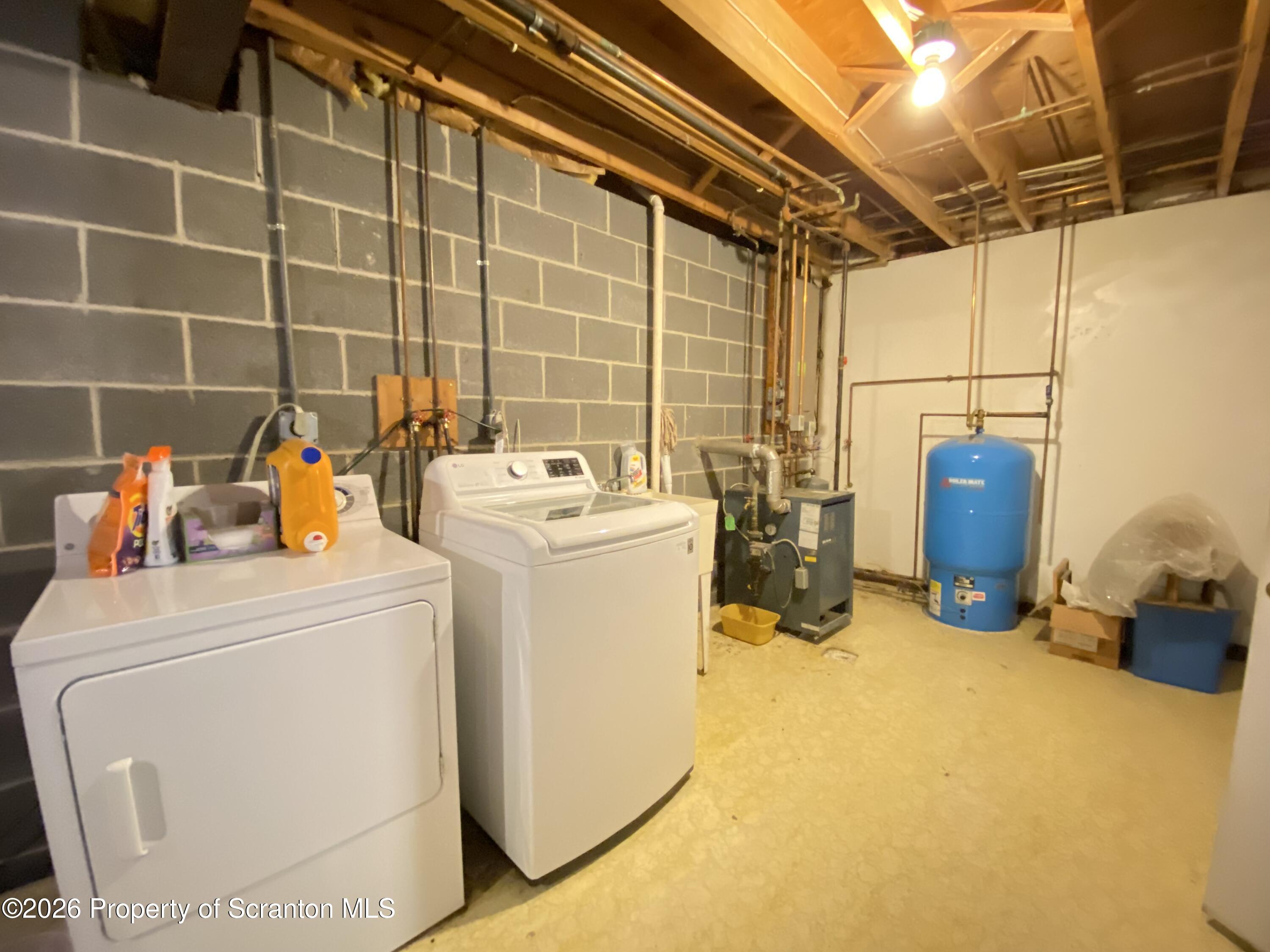 1303 Ridgewood Avenue Scranton, PA 18505 - Photo 40 of 57 a utility room with dryer and washer