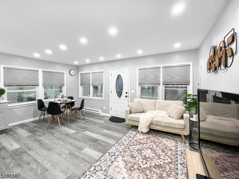 208 Fayette Avenue Wayne, NJ 07470 - Photo 3 of 23