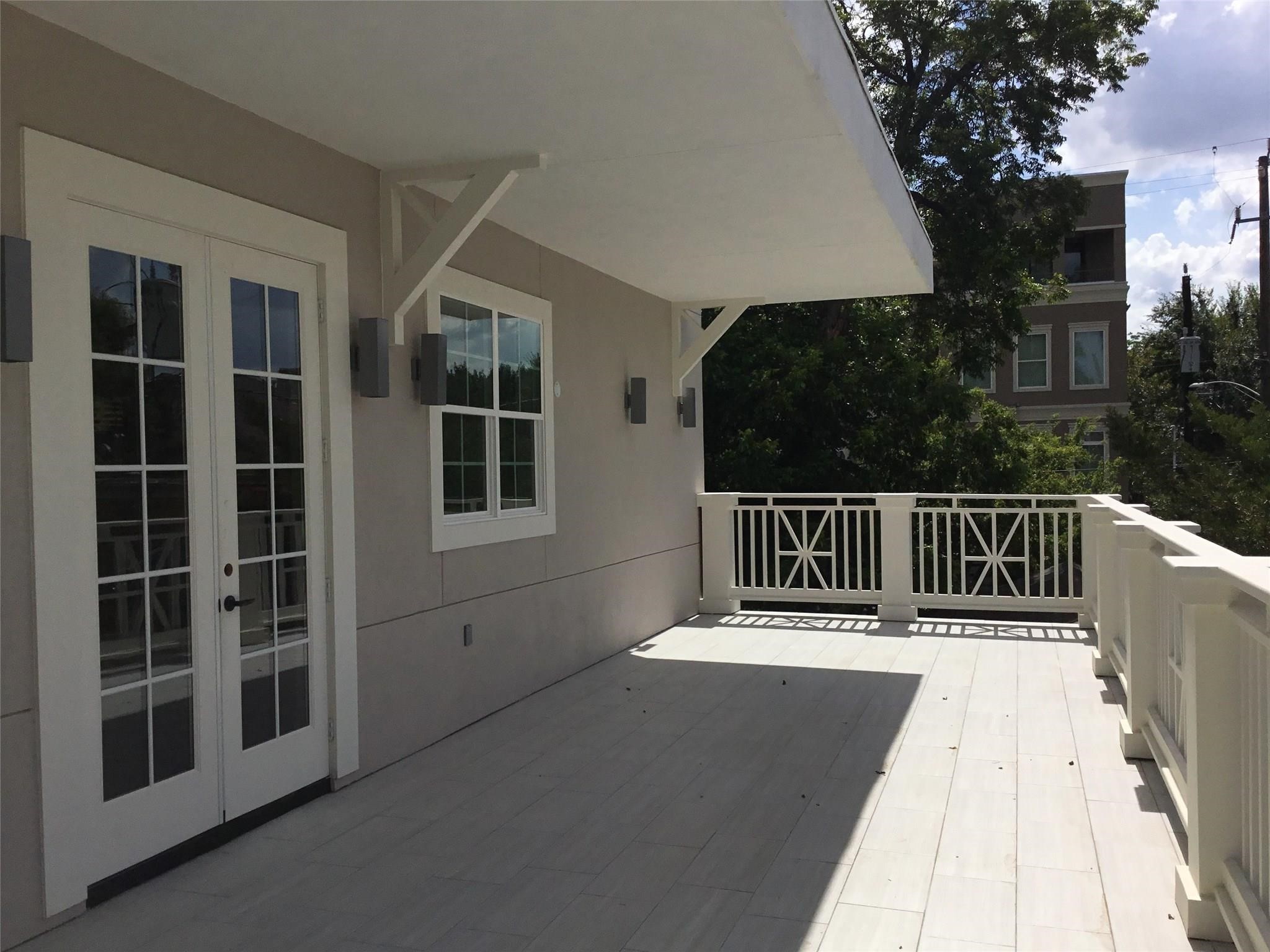 1116 Bartlett Street, Unit B Houston, TX 77006 - Photo 11 of 22 a balcony with view of balcony