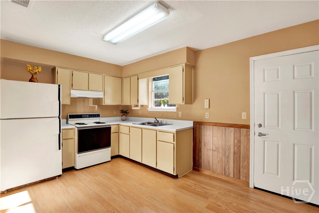 113 Wassaw Road Savannah, GA 31410 - Photo 9 of 28 Kitchen Staged
