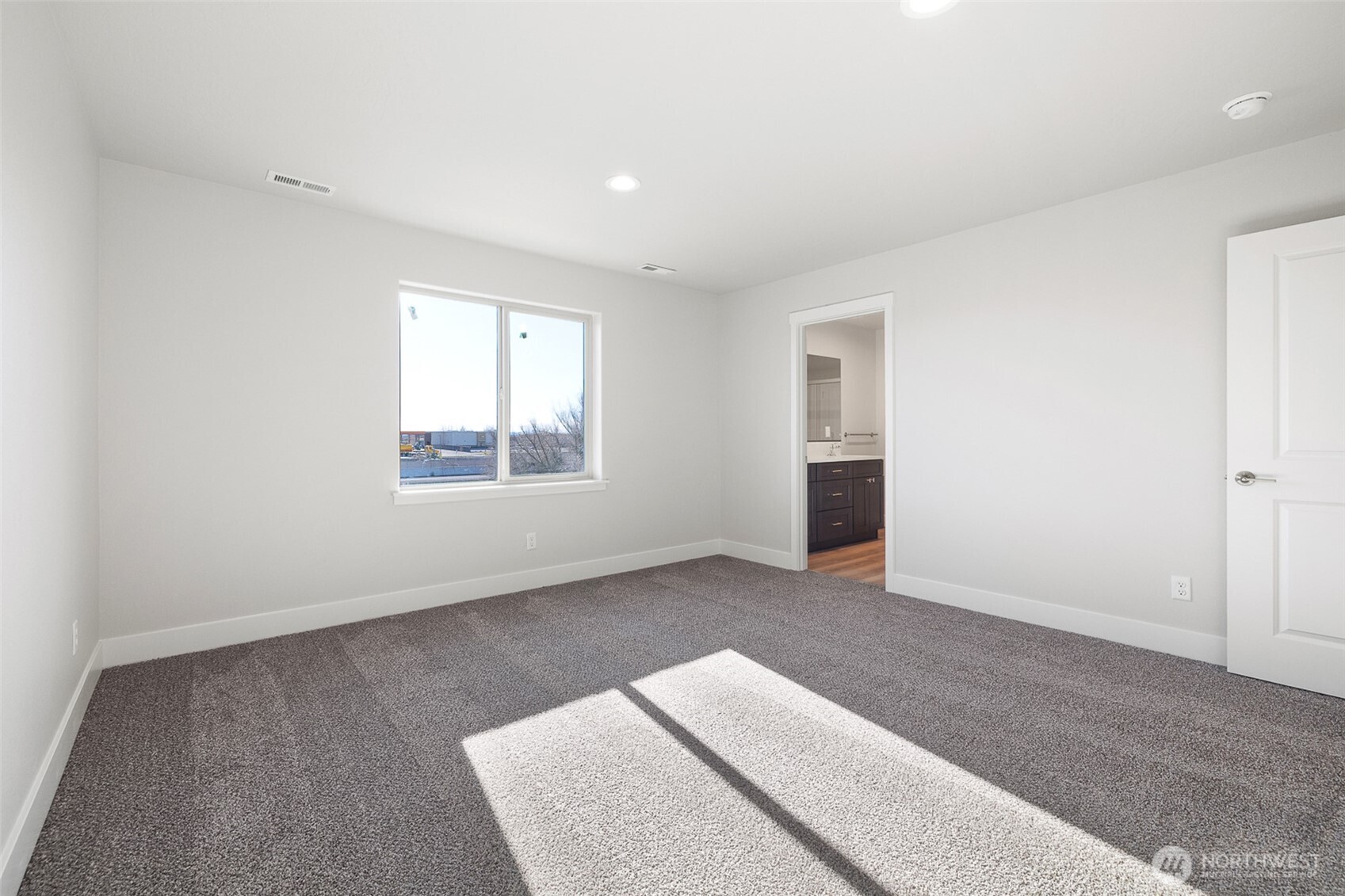 4247 Sandy Street Moses Lake, WA 98837 - Photo 19 of 24 an empty room with windows