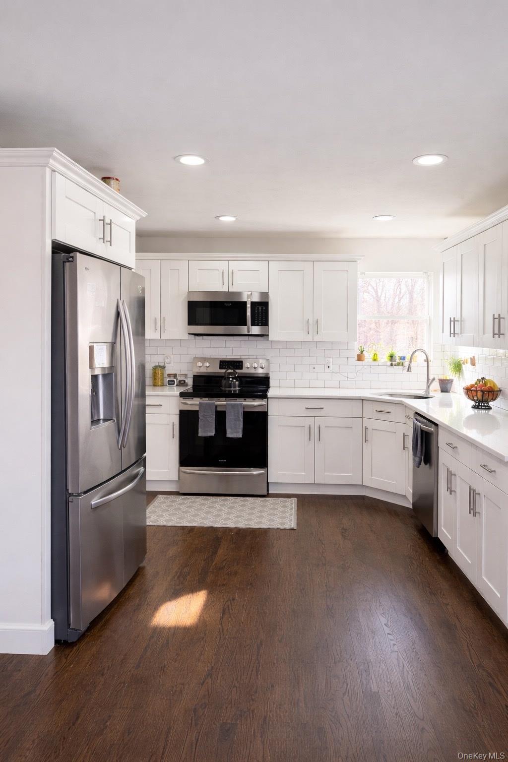 10 Silver Court Ridge, NY 11961 - Photo 3 of 16