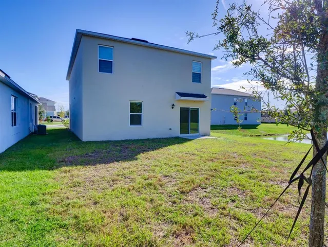 a view of a house with backyard and garden