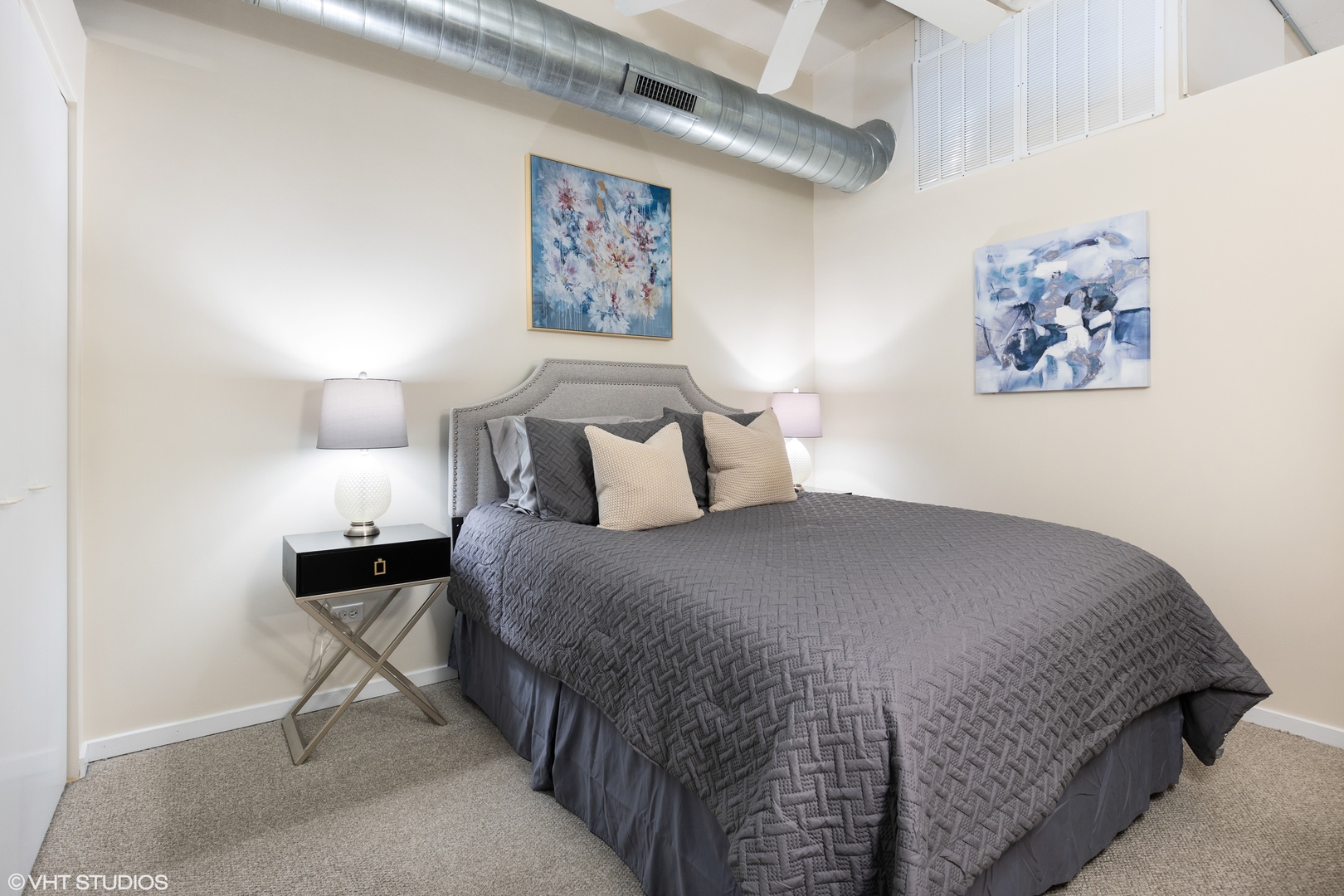 500 South Clinton Street, Unit 722 Chicago, IL 60607 - Photo 11 of 21 a bedroom with a bed and painting on the wall