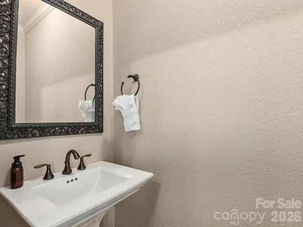a spacious en suite bathroom with double vanity sinks and mirror