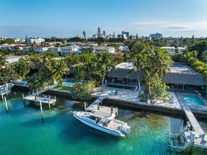 a plant that is in front of the house