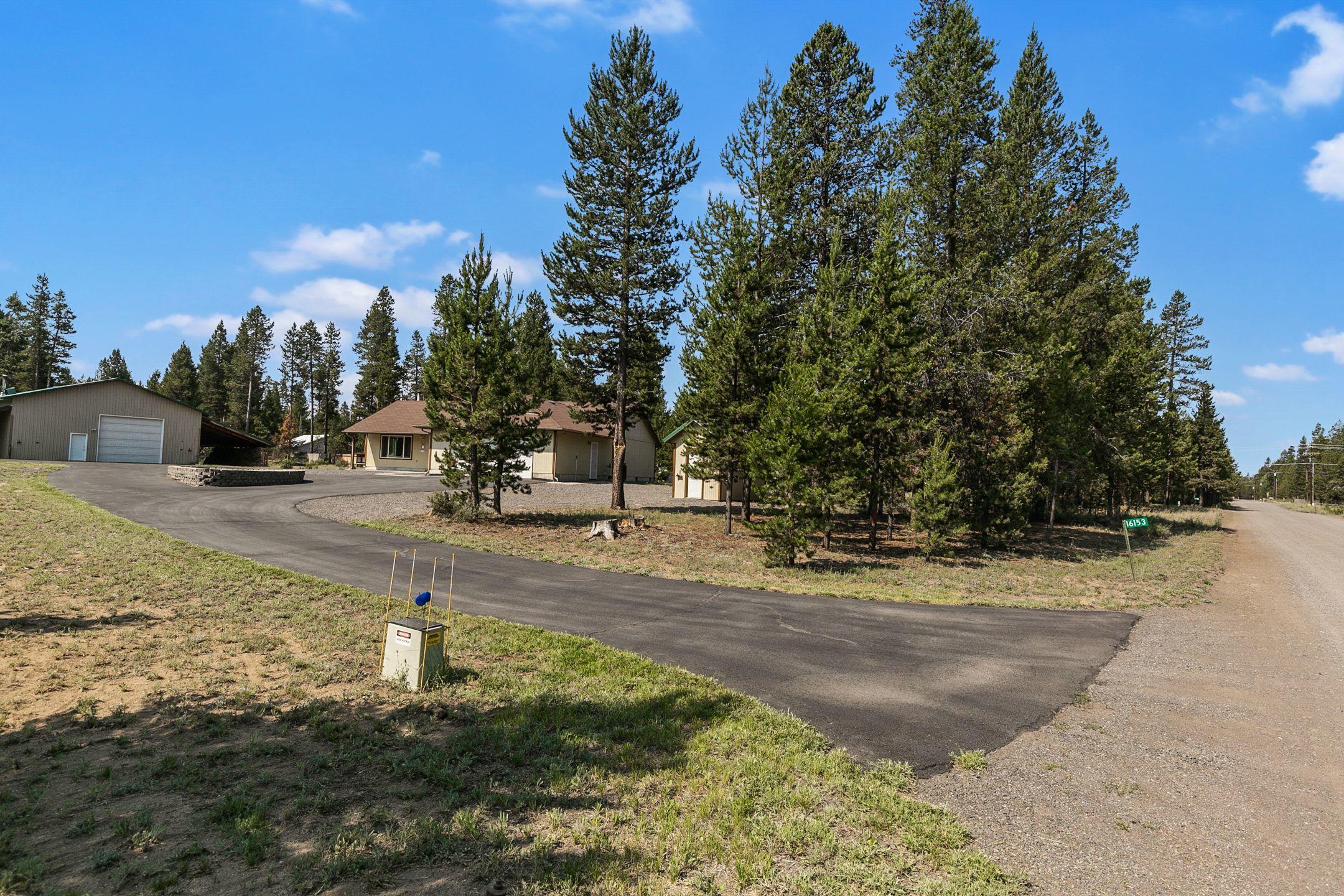 16153 Hawks Lair Road La Pine, OR 97739 - Photo 4 of 22 Lapinedriveway