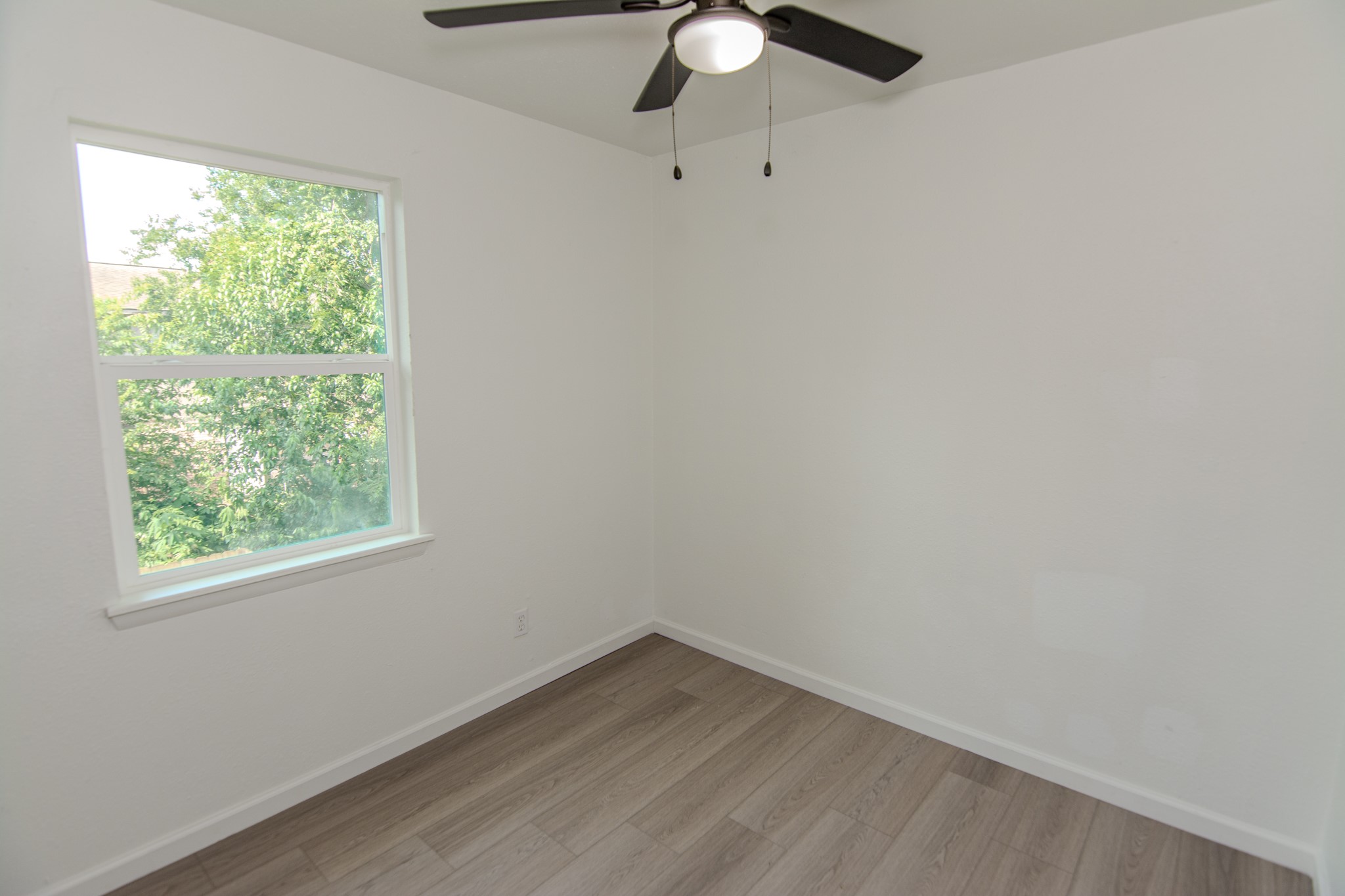 7867 Hamlet Street Houston, TX 77078 - Photo 8 of 14 Third Bedroom