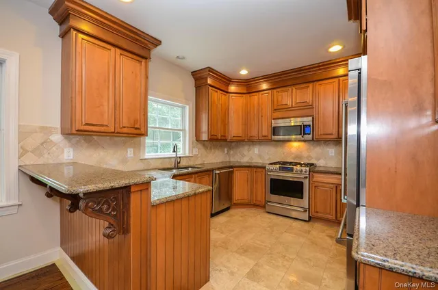 $4,695 | 404 Columbus Avenue, Unit LEFT SIDE, West Harrison, NY 10604