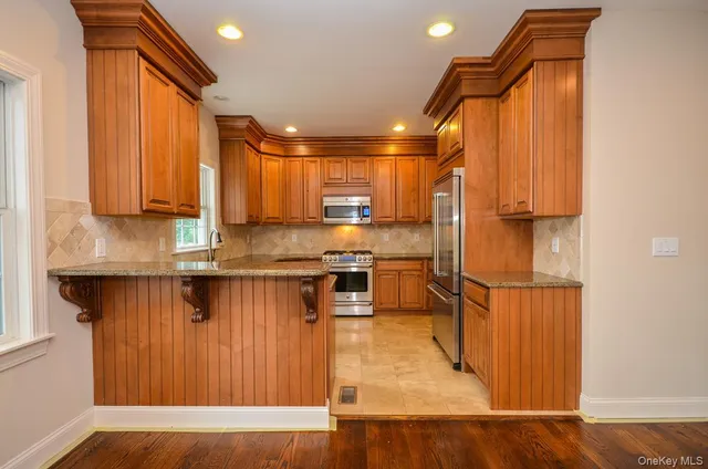 $4,695 | 404 Columbus Avenue, Unit LEFT SIDE, West Harrison, NY 10604