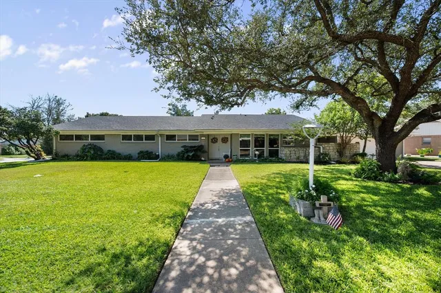 a front view of house with yard