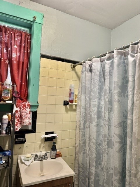 495 Warren Street Boston, MA 02121 - Photo 10 of 25 a bathroom with a sink toilet and shower