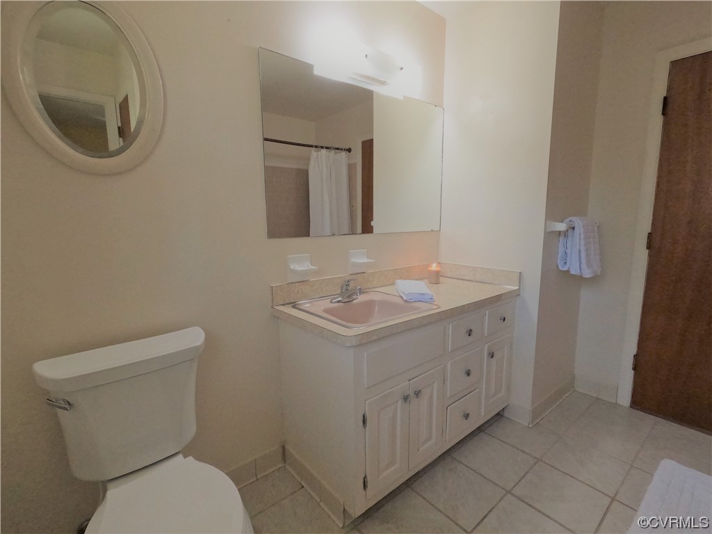 3401 Ellsworth Road Richmond, VA 23235 - Photo 20 of 39 a bathroom with a toilet a sink and a mirror