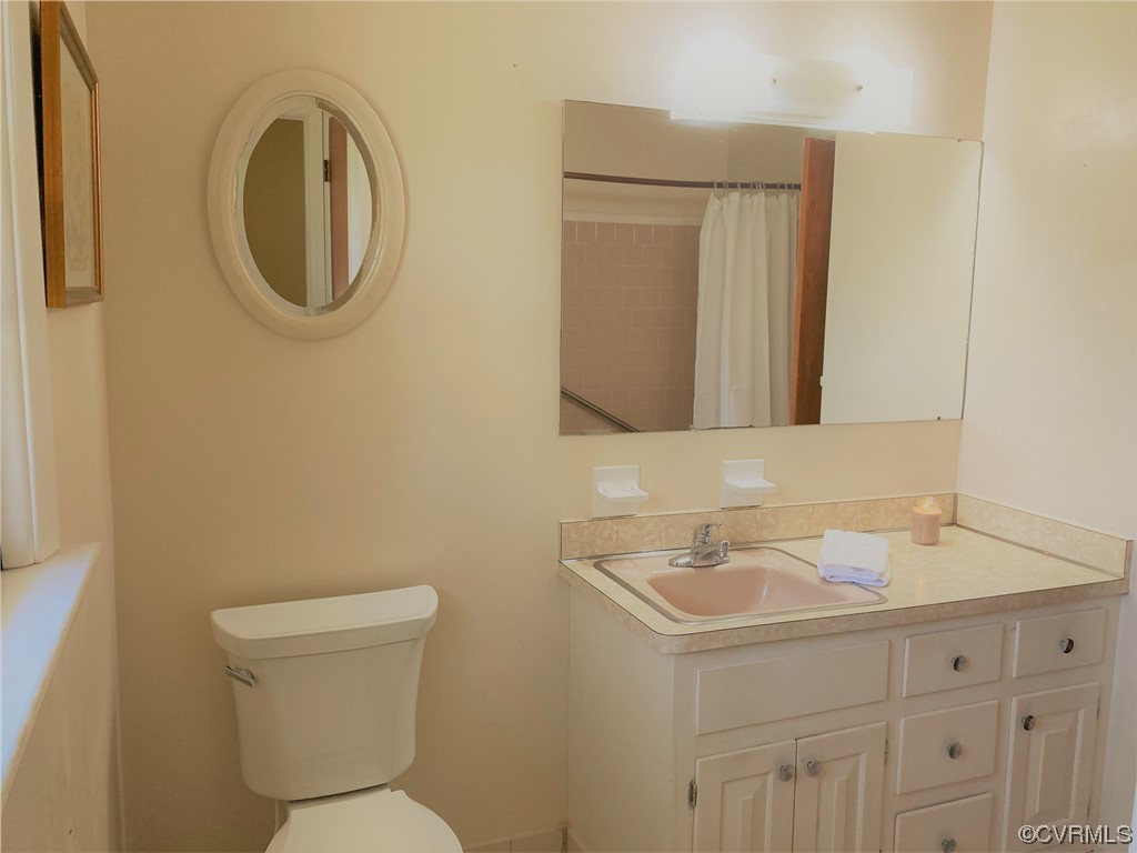 3401 Ellsworth Road Richmond, VA 23235 - Photo 21 of 39 a bathroom with a toilet sink and mirror
