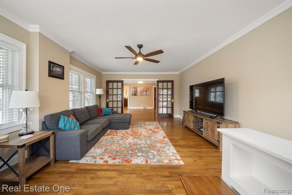 421 North Castell Avenue Rochester, MI 48307 - Photo 4 of 50