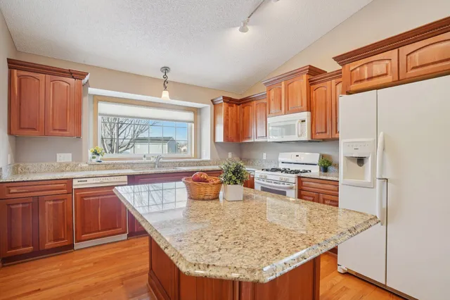 $410,000 | 21378 Hytrail Circle, Lakeville, MN 55044