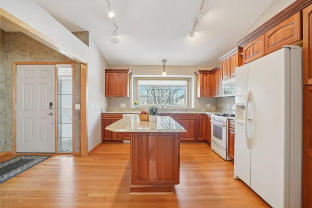 $410,000 | 21378 Hytrail Circle, Lakeville, MN 55044