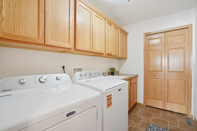 $410,000 | 21378 Hytrail Circle, Lakeville, MN 55044