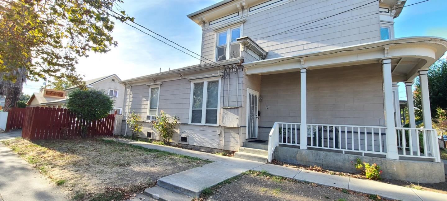 503 North 4th Street San Jose, CA 95112 - Photo 4 of 15 a backyard of a house with seating space