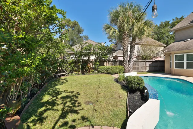 a view of a backyard