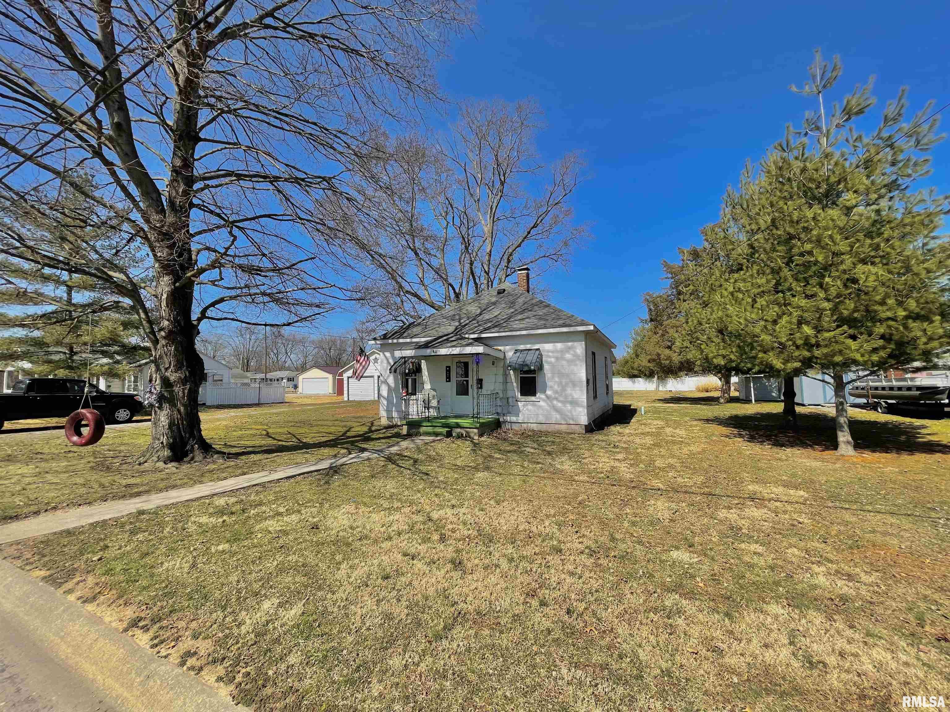 901 East 3rd Street Flora, IL 62839 - Photo 2 of 46