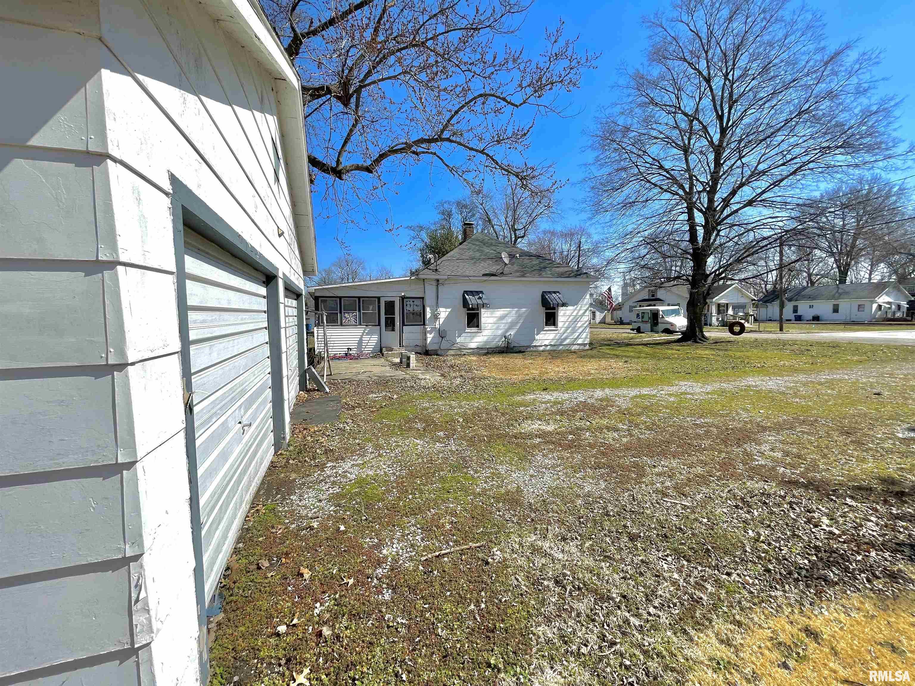 901 East 3rd Street Flora, IL 62839 - Photo 40 of 46