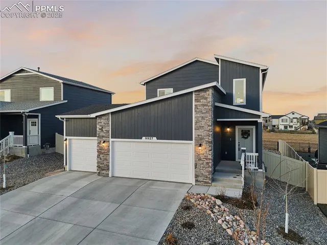 a view of a house with a backyard