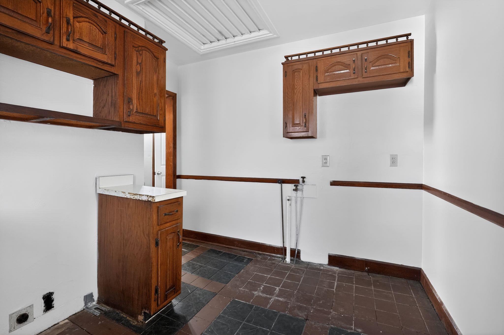 1068 Mt Vernon Road Memphis, TN 38111 - Photo 26 of 31 Laundry area with baseboards