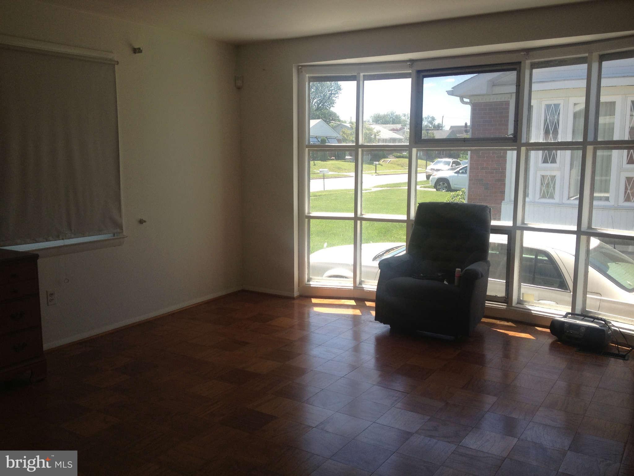 9012 Perring Park Road Baltimore, MD 21234 - Photo 6 of 25 Living Room