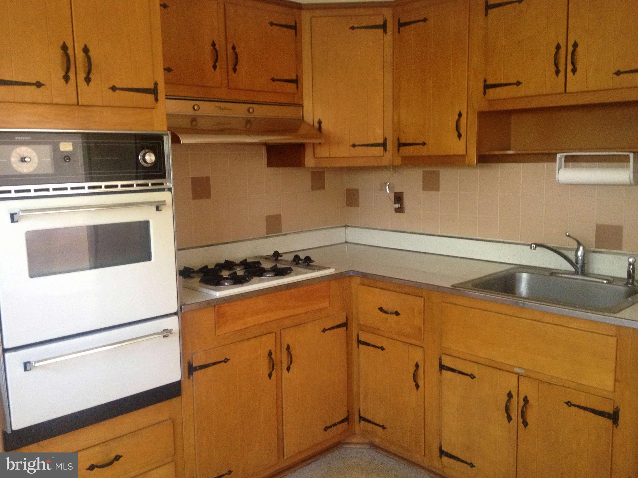9012 Perring Park Road Baltimore, MD 21234 - Photo 8 of 25 Kitchen