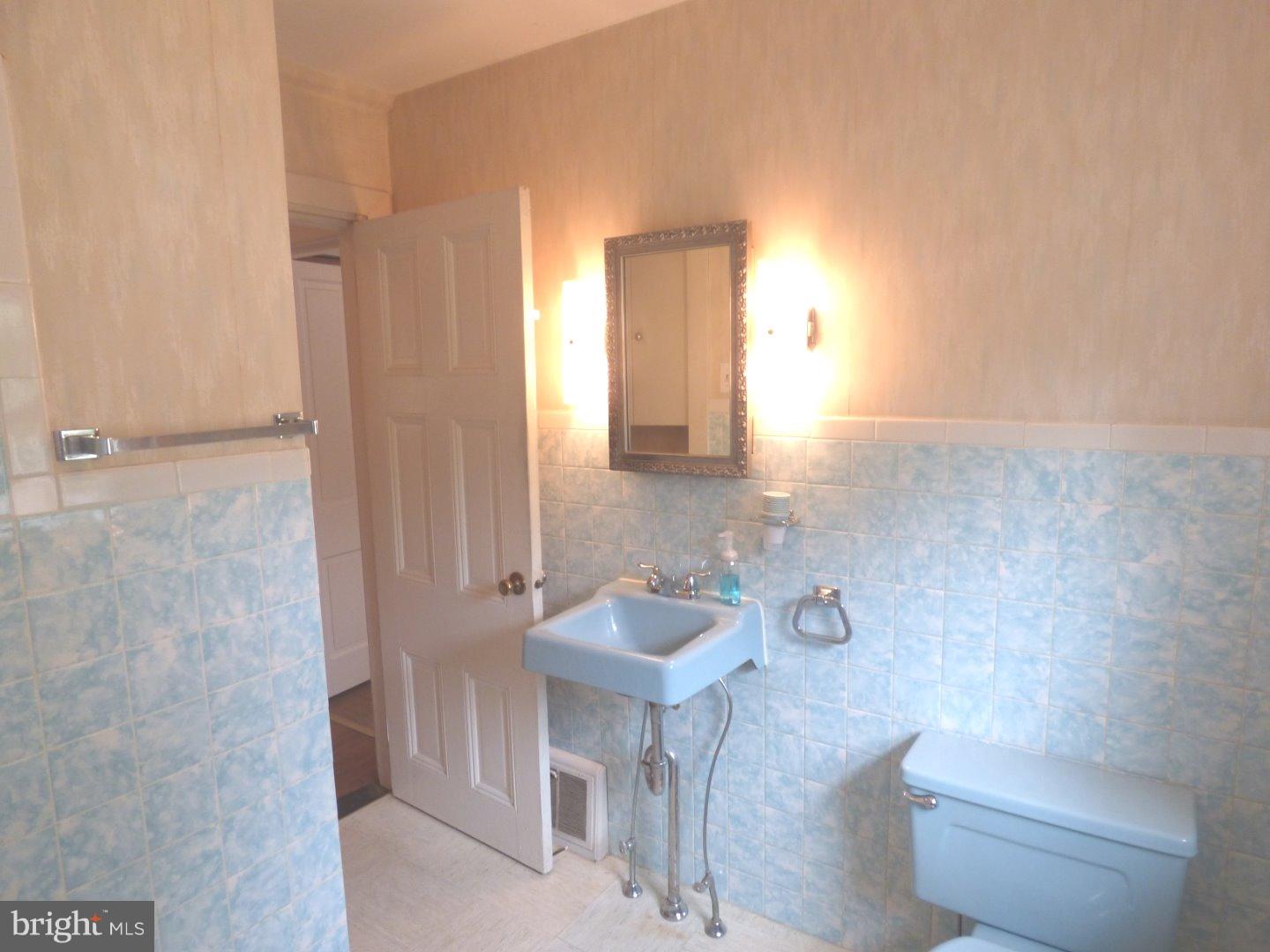 138 Oxford Road Cinnaminson, NJ 08077 - Photo 13 of 25 Bathroom