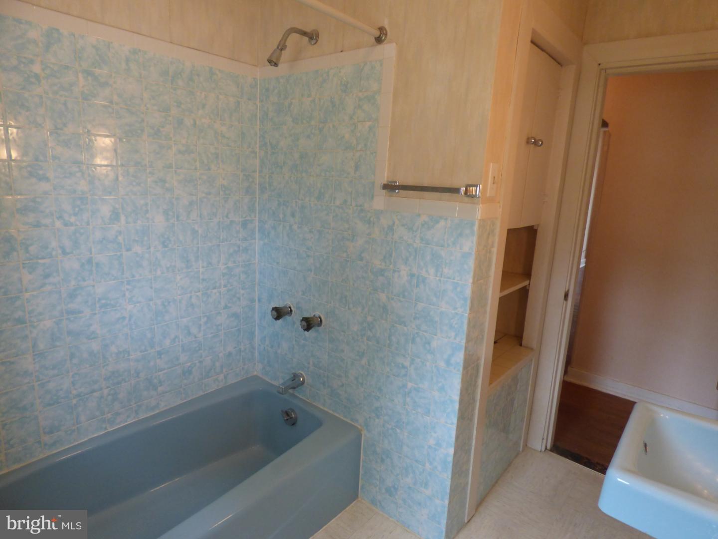 138 Oxford Road Cinnaminson, NJ 08077 - Photo 14 of 25 Bathroom