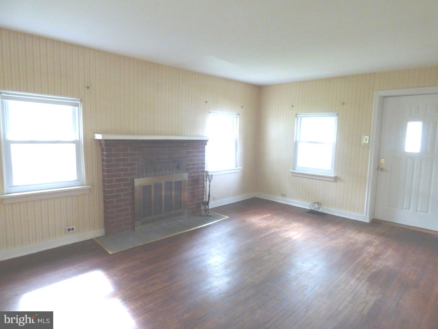 138 Oxford Road Cinnaminson, NJ 08077 - Photo 5 of 25 Living Room