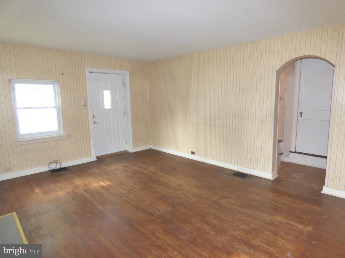 138 Oxford Road Cinnaminson, NJ 08077 - Photo 6 of 25 Living Room