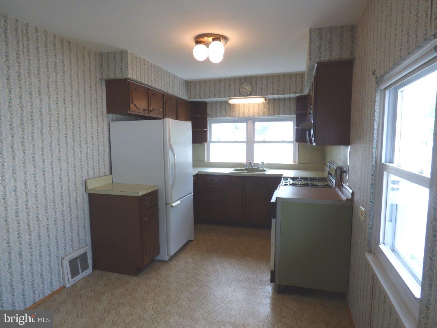 138 Oxford Road Cinnaminson, NJ 08077 - Photo 9 of 25 Kitchen