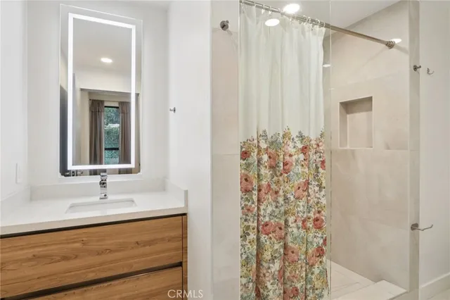 $1,475,000 | 5110 Whitsett Avenue, Unit 105, Valley Village, CA 91607