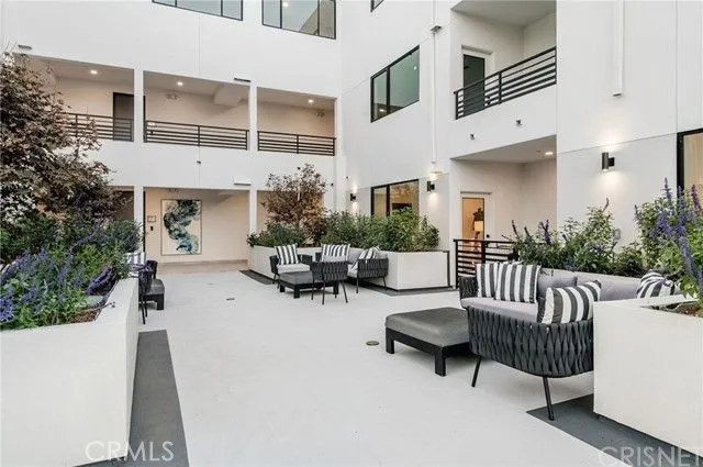 $1,475,000 | 5110 Whitsett Avenue, Unit 105, Valley Village, CA 91607