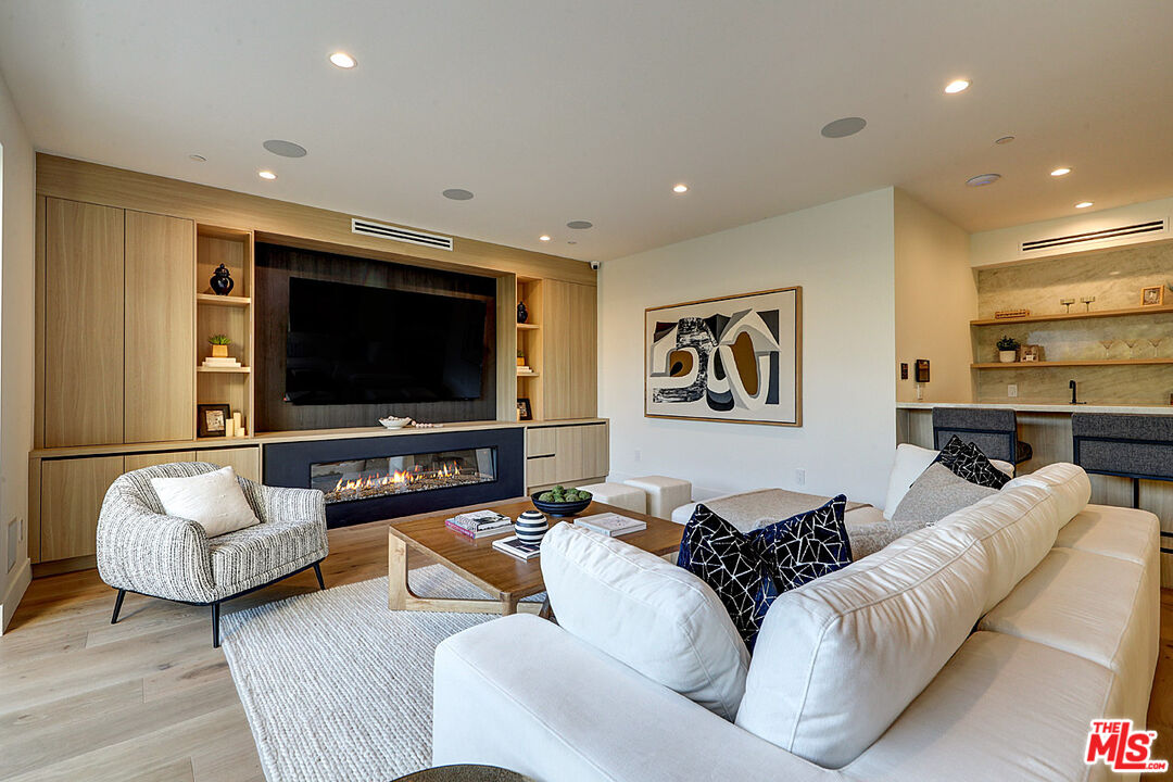 846 Dickson Street Marina del Rey, CA 90292 - Photo 3 of 48