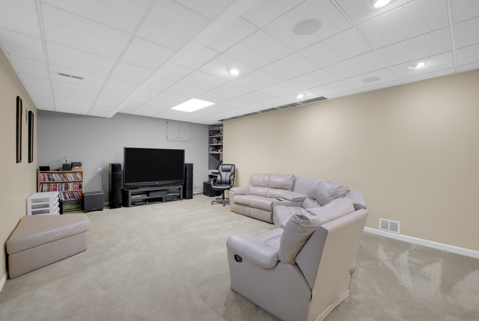 1816 Princeton Road Flossmoor, IL 60422 - Photo 19 of 26 a living room with furniture and a flat screen tv
