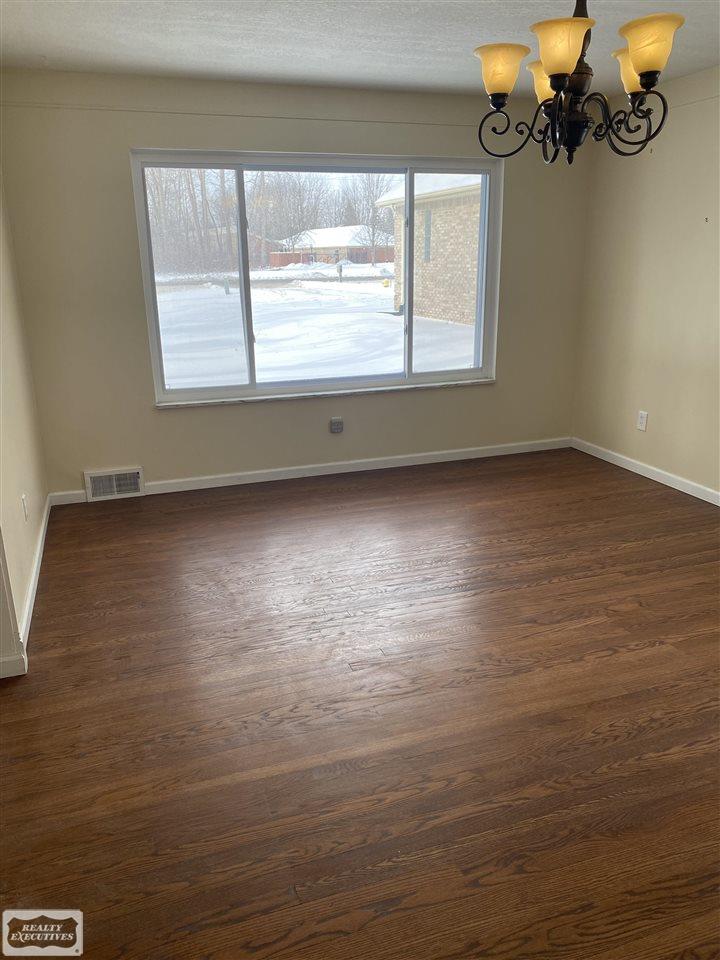 52076 Hayes Road Macomb, MI 48042 - Photo 7 of 28 50065470-6.JPG