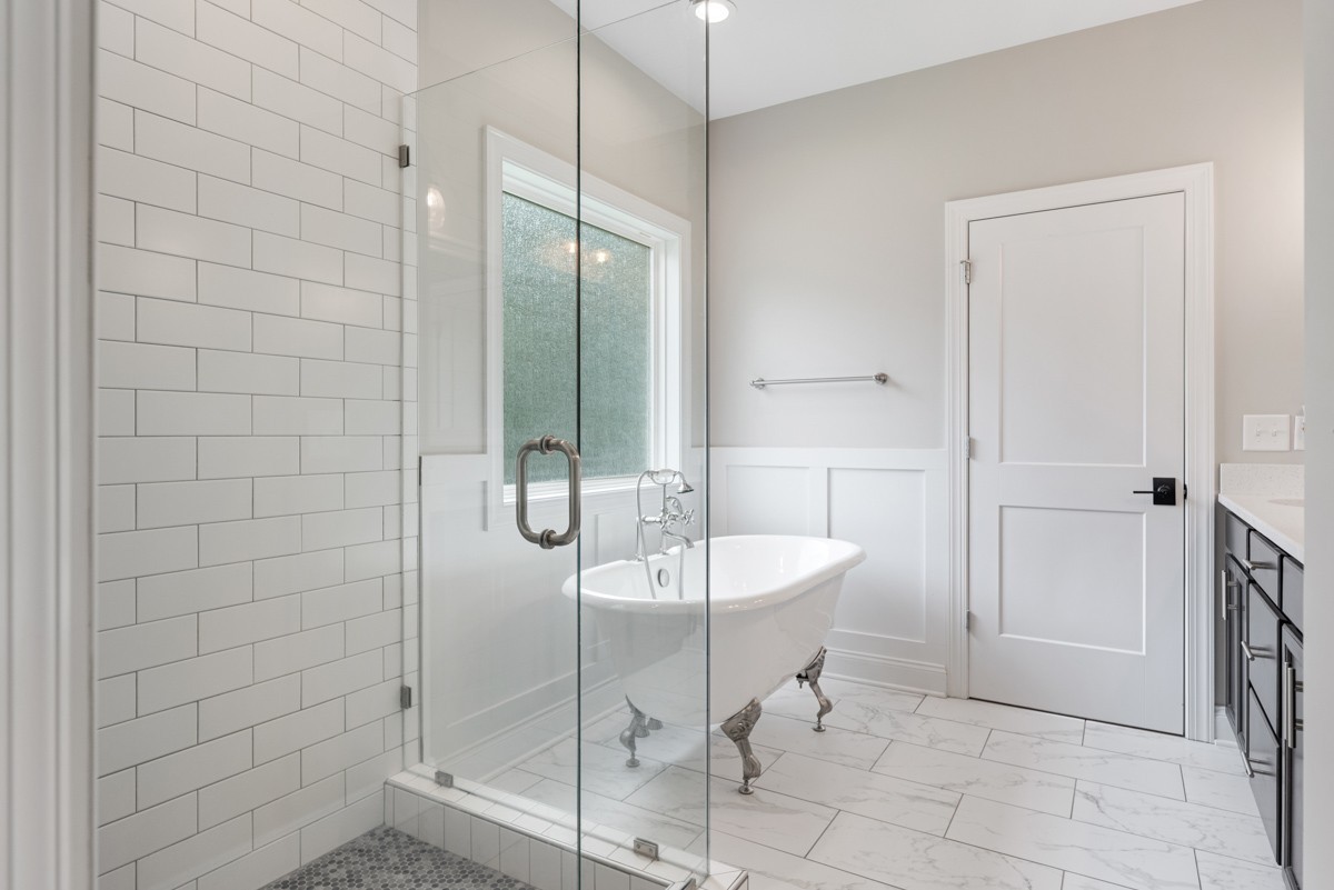 488 Sheas Way Clarksville, TN 37043 - Photo 18 of 39 a spacious bathroom with a shower and a sink