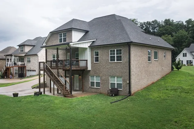 a view of a house with a yard