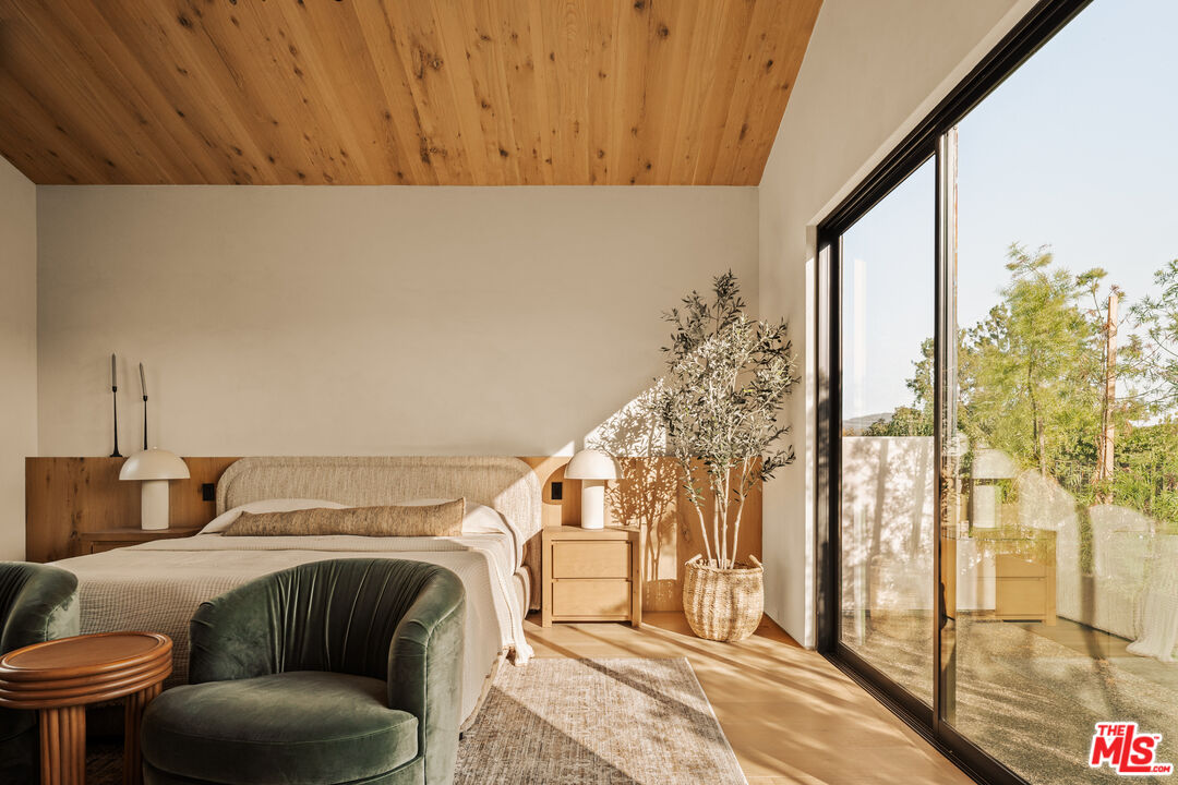 11556 Blix Street Valley Village, CA 91602 - Photo 25 of 45